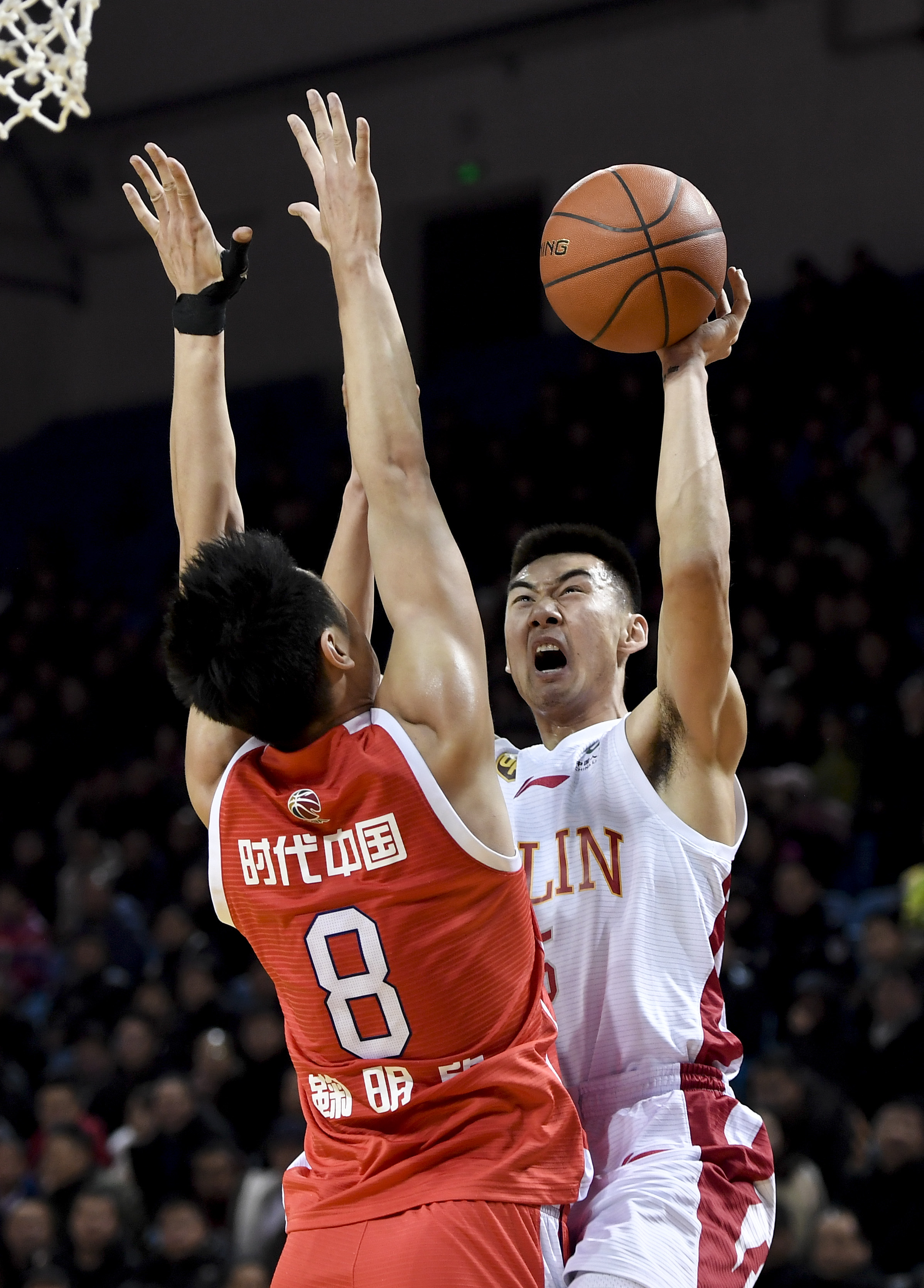 凭借贴近现 凭借贴近现